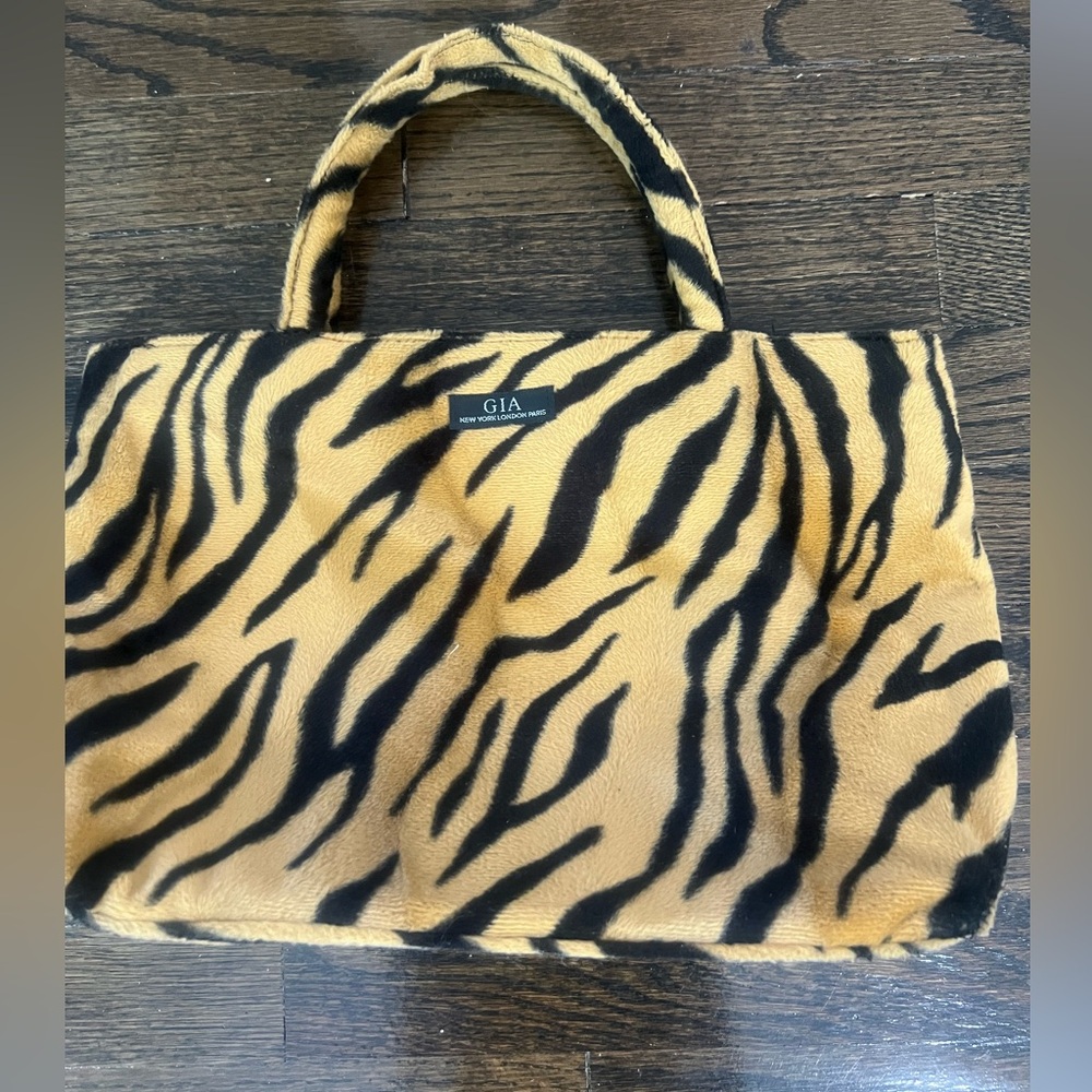 GIA NEW YORK LONDON PARIS PURSE